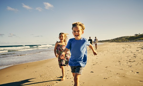 dzieci na plaży