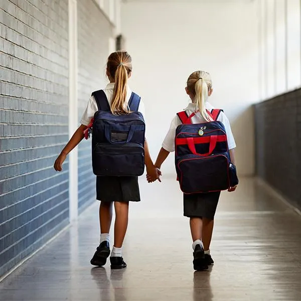 Dzieci idą po szkole trzymając się za ręce