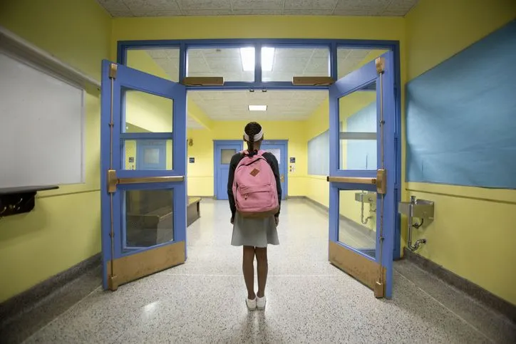 dziewczynka wchodzi do szkoły